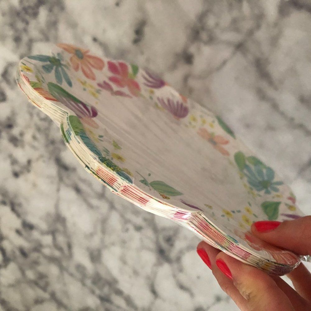 Set of 14 Disposible Flower Pattern Paper Plates - Picture 4 of 5
